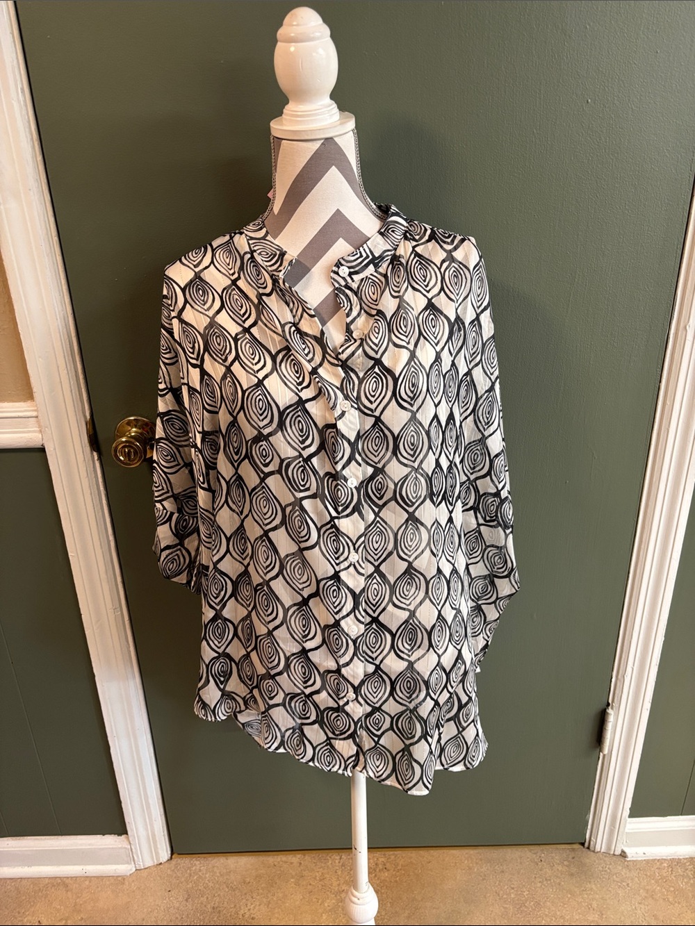 Women's Black & White Geometric V-Neck Blouse